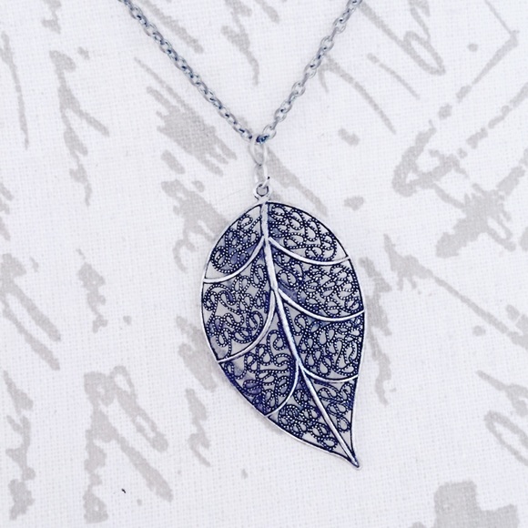 Jewelry - Pewter Tone Filigree Leaf Necklace